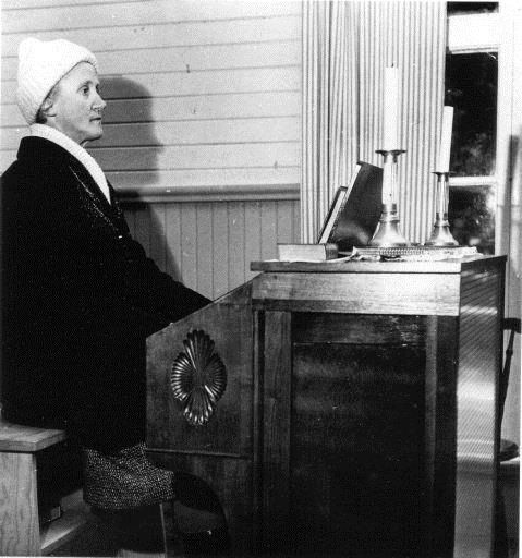 Judith Lundström Moräng vid orgeln.