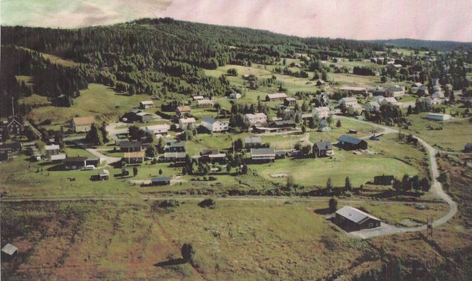Flygfoto över västra delen av byn. Omkring 1980.