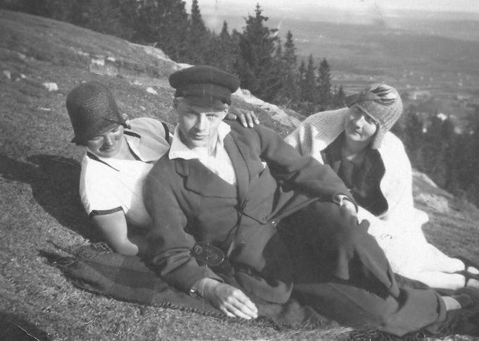 John Lidén med två flickor.