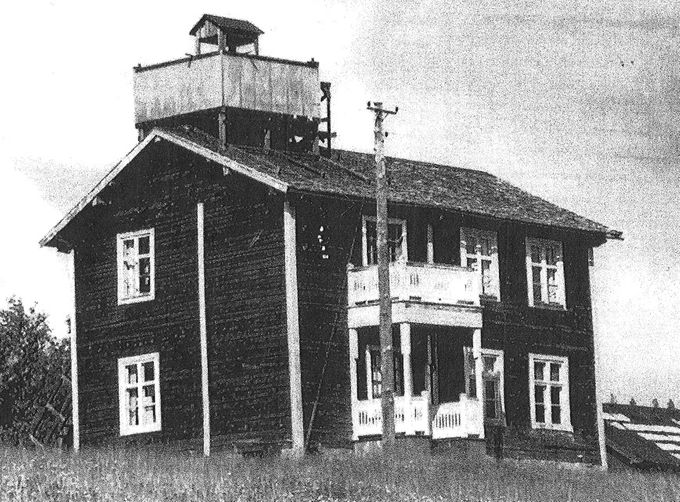 Vendla Lundmarks (Jonk-Pell-Vendla) hus med bevakningstornet under beredskapstiden. Det var kvinnor från Lottakåren som skötte bevakningen. 
