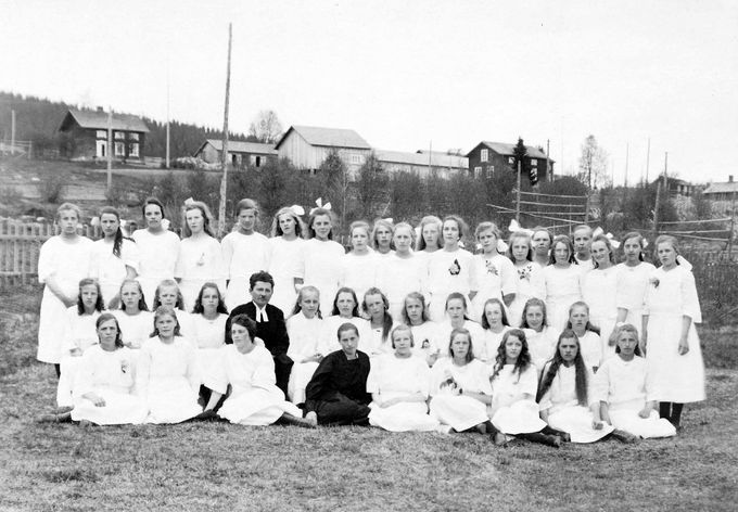 Konfirmander 1923 i Glommersträsk.
OBS! Det är 40 flickor. 
Kan någon namnen på flickorna eller prästen?
